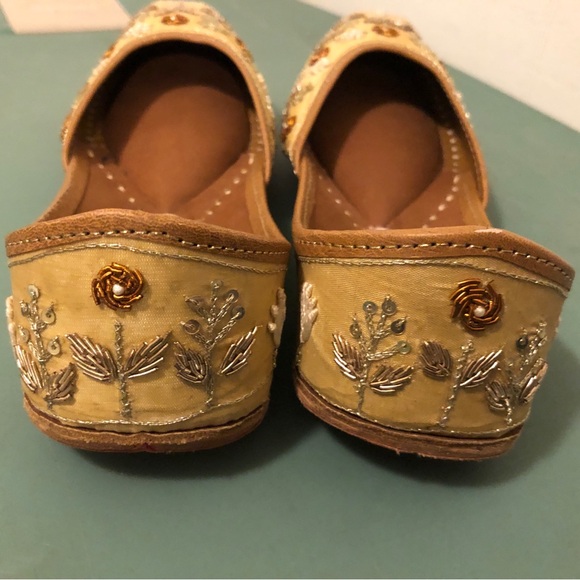 Punjabi Jutti Tan and Gold Embroidered Flats with Intricate Detailing. Like 5.5 - Picture 3 of 6